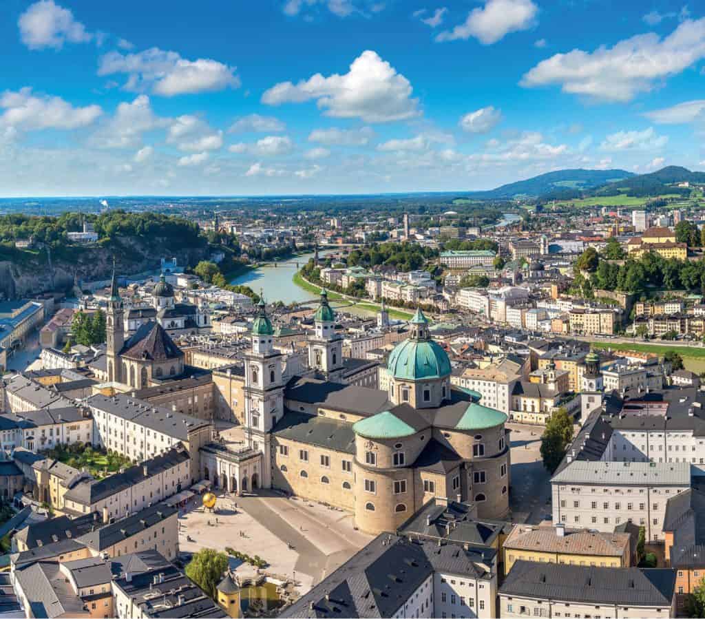Salzburg Festung mit blick zum Domplatz - AdobeStock_175453402